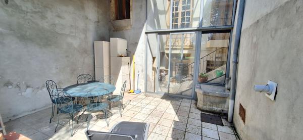 Bourg En Bresse ,en hyper centre , belle maison de ville de  218 m2 , avec studio independant et local commercial loué sur 275 m2 de terrain clos