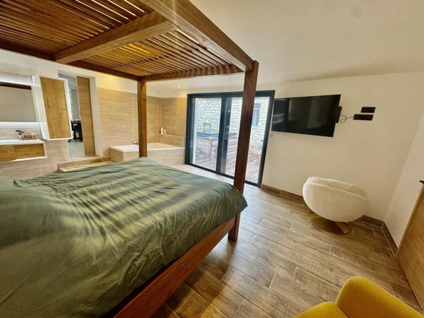 À vendre à Suze-La-Rousse (26) : villa avec piscine  Suze-la-Rousse (26790)