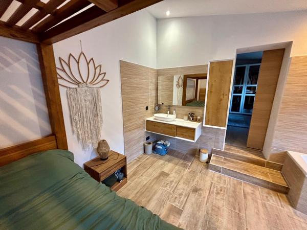 À vendre à Suze-La-Rousse (26) : villa avec piscine  Suze-la-Rousse (26790)