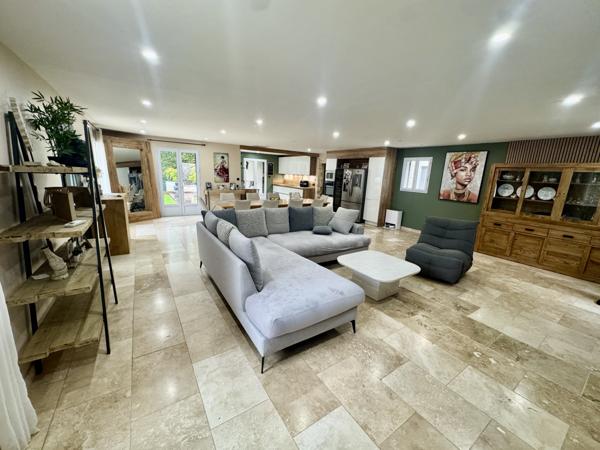 À vendre à Suze-La-Rousse (26) : villa avec piscine  Suze-la-Rousse (26790)