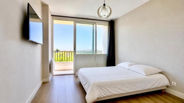 Idealement situé, petit extérieur, lumineux , vue dégagée…