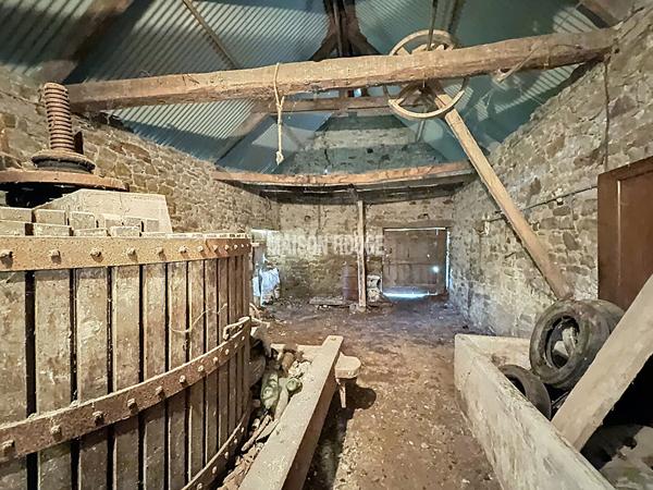 Ancien corps de ferme en pierres proche baie du Mont St Michel