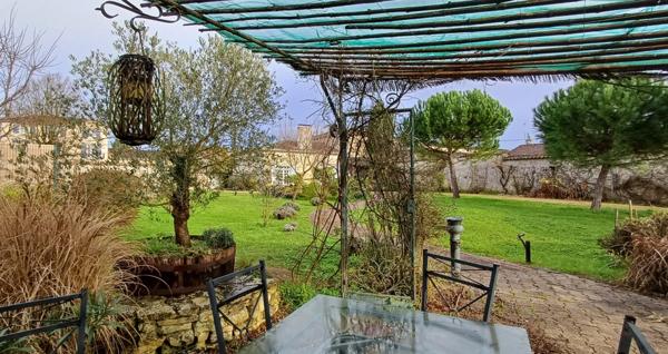 Maison à vendre 5 pièces proche de JARNAC (16) Propriété d'env 162 m2 ave 3 ch et 1 bureau,
