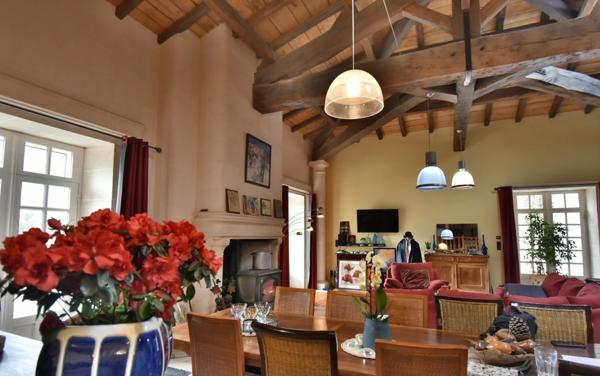 Maison à vendre 5 pièces proche de JARNAC (16) Propriété d'env 162 m2 ave 3 ch et 1 bureau,