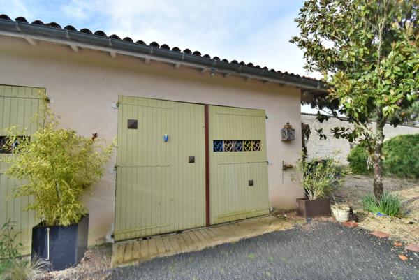 Maison à vendre 5 pièces proche de JARNAC (16) Propriété d'env 162 m2 ave 3 ch et 1 bureau,