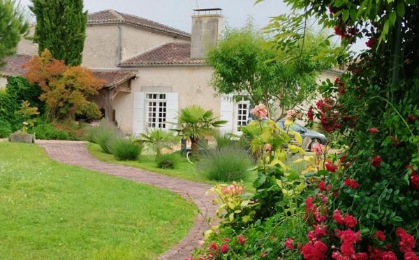 Maison à vendre 5 pièces proche de JARNAC (16) Propriété d'env 162 m2 ave 3 ch et 1 bureau,