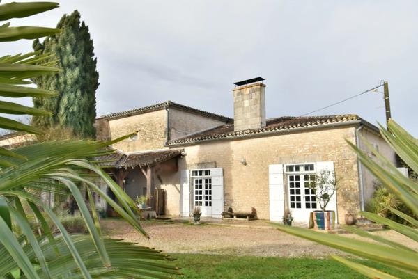 Maison à vendre 5 pièces proche de JARNAC (16) Propriété d'env 162 m2 ave 3 ch et 1 bureau,