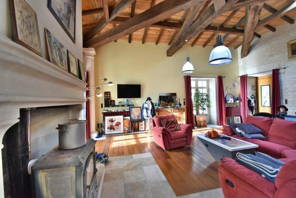 Maison à vendre 5 pièces proche de JARNAC (16) Propriété d'env 162 m2 ave 3 ch et 1 bureau,