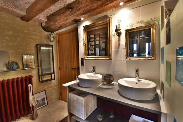 Maison à vendre 5 pièces proche de JARNAC (16) Propriété d'env 162 m2 ave 3 ch et 1 bureau,