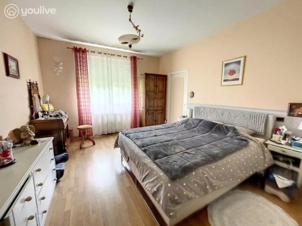 Propriété sur un terrain de 12888 m² comprenant 2 habitations (185m² et 75 m²)