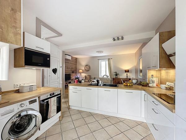 📍 Brindas de 115 m² Centre ville - Maison de ville rénovée avec goût avec un agréable jardin –