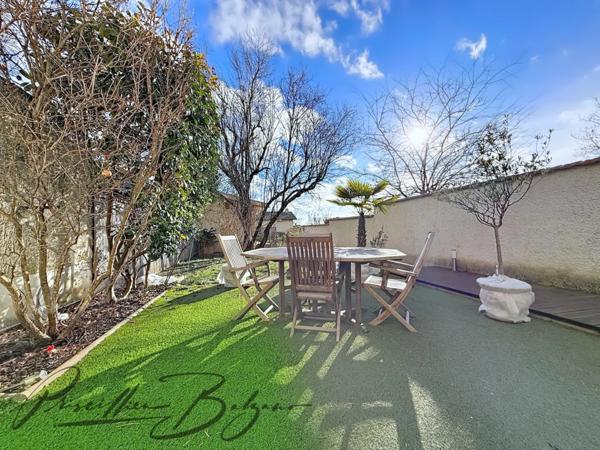 📍 Brindas de 115 m² Centre ville - Maison de ville rénovée avec goût avec un agréable jardin –