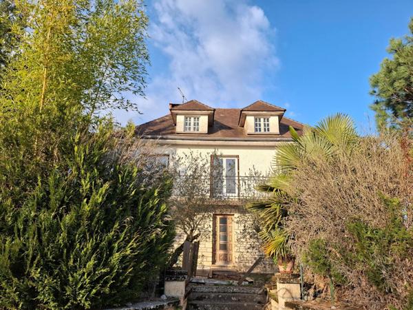 Beaux volumes pour cette maison offrant de multiples possibilités et divers projets