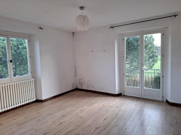 Beaux volumes pour cette maison offrant de multiples possibilités et divers projets