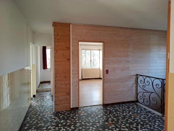Beaux volumes pour cette maison offrant de multiples possibilités et divers projets