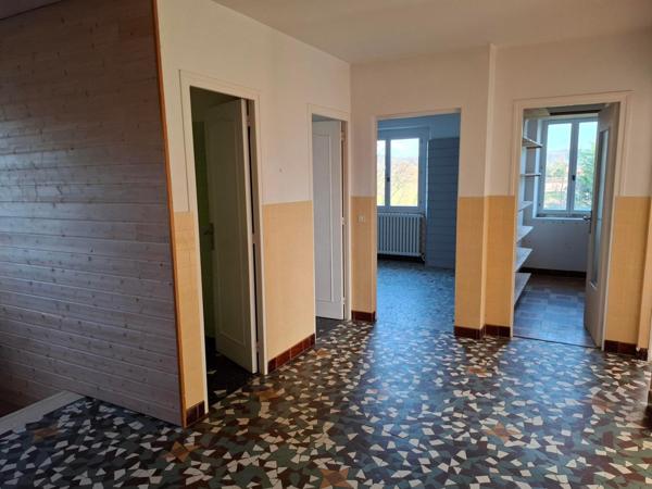 Beaux volumes pour cette maison offrant de multiples possibilités et divers projets