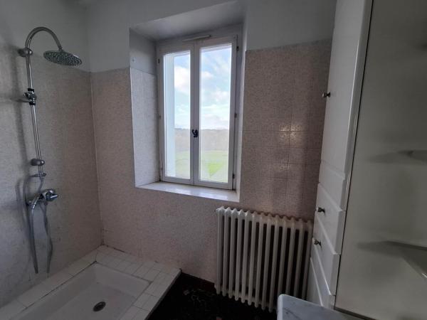 Beaux volumes pour cette maison offrant de multiples possibilités et divers projets