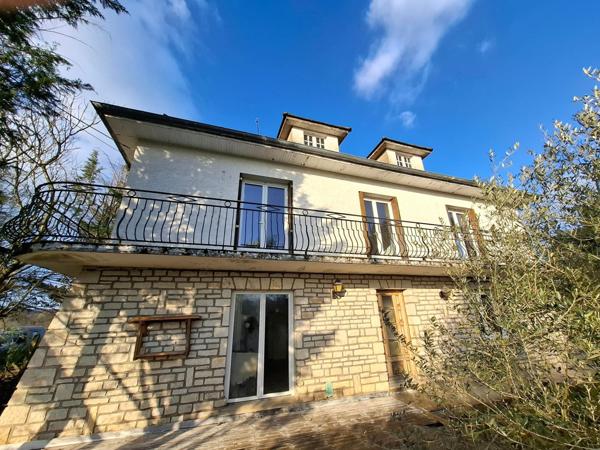 Beaux volumes pour cette maison offrant de multiples possibilités et divers projets