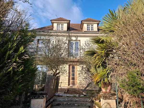 Beaux volumes pour cette maison offrant de multiples possibilités et divers projets