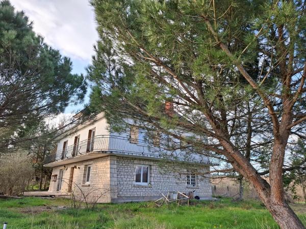 Beaux volumes pour cette maison offrant de multiples possibilités et divers projets