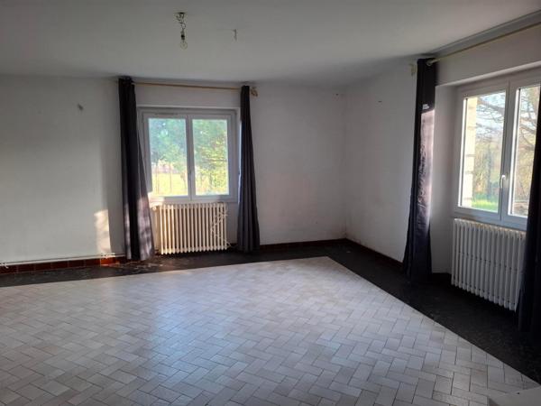 Beaux volumes pour cette maison offrant de multiples possibilités et divers projets