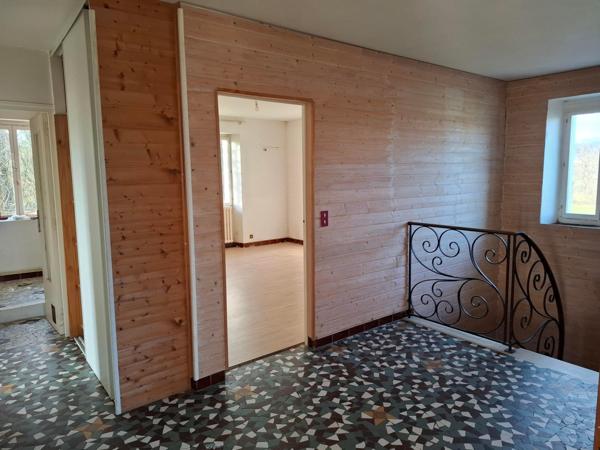 Beaux volumes pour cette maison offrant de multiples possibilités et divers projets