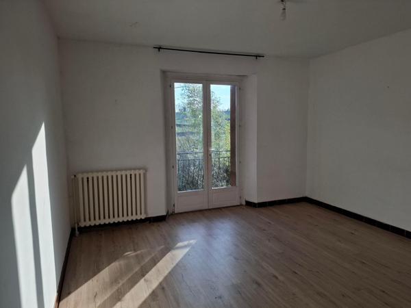 Beaux volumes pour cette maison offrant de multiples possibilités et divers projets