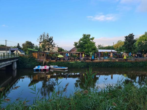 Maison et bâtiment commercial