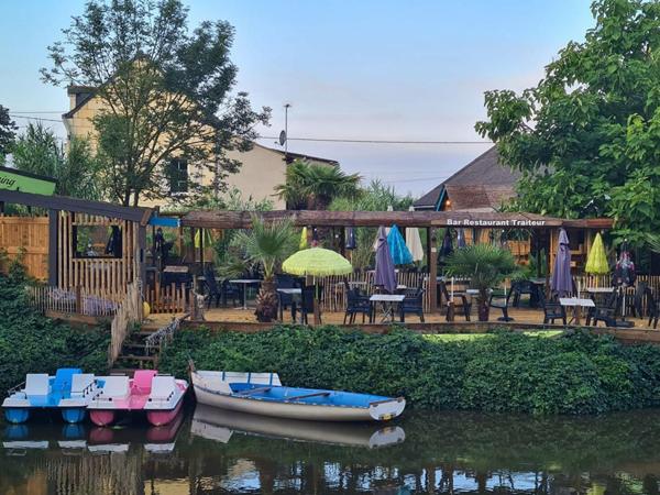 Maison et bâtiment commercial