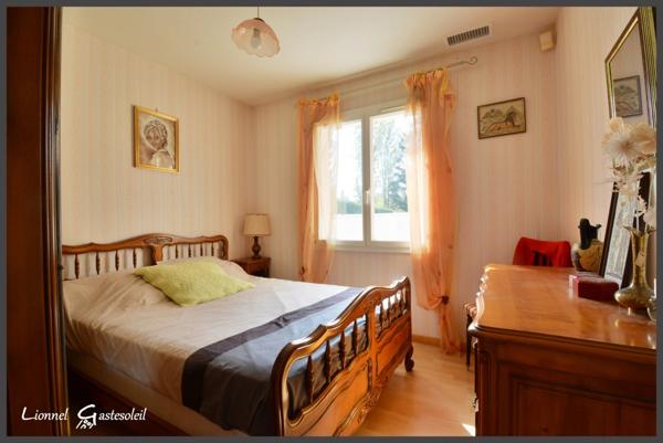 Maison à vendre de plain-pied 3 chambres avec piscine et double garage à Pineuilh (33)