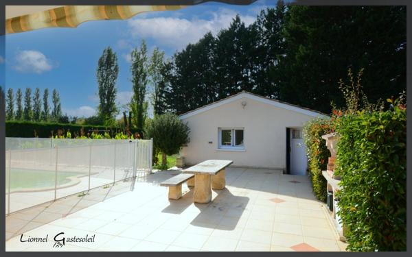 Maison à vendre de plain-pied 3 chambres avec piscine et double garage à Pineuilh (33)