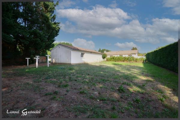 Maison à vendre de plain-pied 3 chambres avec piscine et double garage à Pineuilh (33)