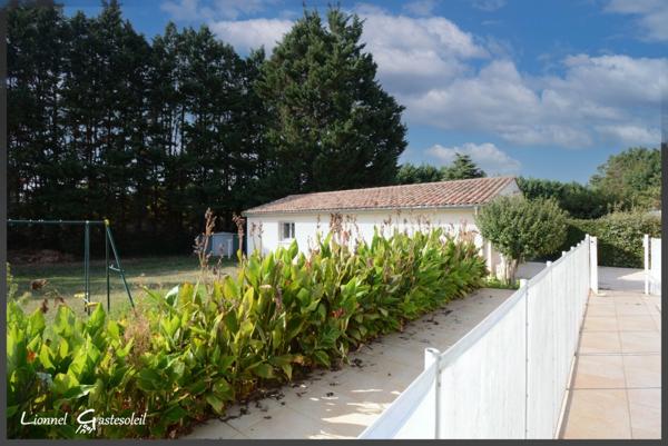 Maison à vendre de plain-pied 3 chambres avec piscine et double garage à Pineuilh (33)