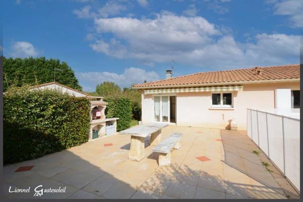 Maison à vendre de plain-pied 3 chambres avec piscine et double garage à Pineuilh (33)