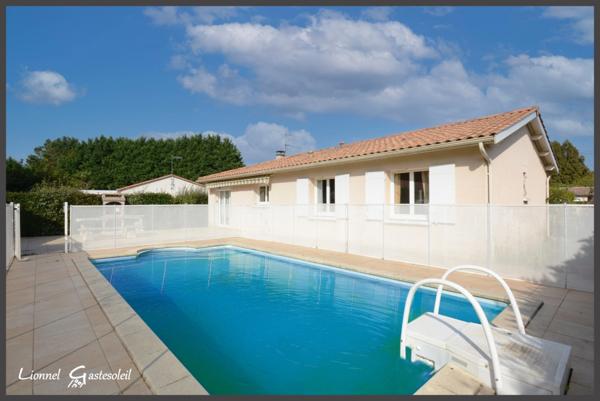 Maison à vendre de plain-pied 3 chambres avec piscine et double garage à Pineuilh (33)