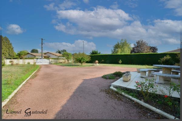 Maison à vendre de plain-pied 3 chambres avec piscine et double garage à Pineuilh (33)