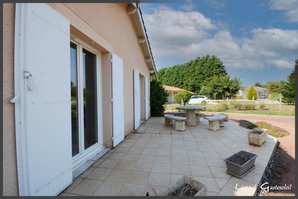 Maison à vendre de plain-pied 3 chambres avec piscine et double garage à Pineuilh (33)