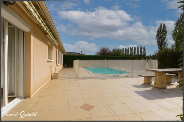 Maison à vendre de plain-pied 3 chambres avec piscine et double garage à Pineuilh (33)