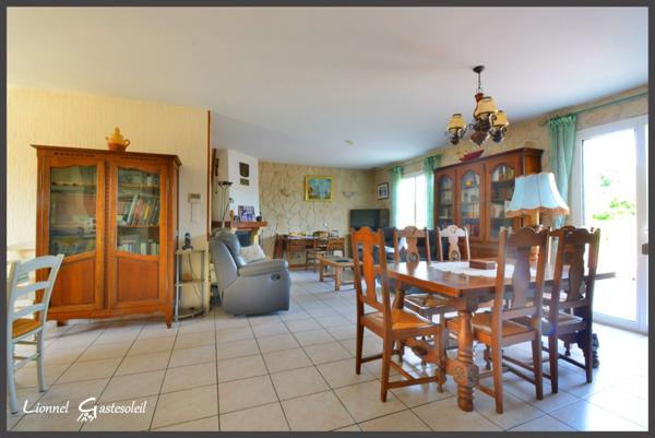 Maison à vendre de plain-pied 3 chambres avec piscine et double garage à Pineuilh (33)