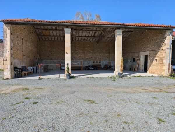 Belle grange en pierres apparentes à Vouillé