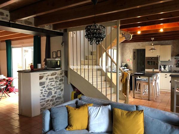 49270 OREE D ANJOU CHAMPTOCEAUX ANCIENNE RENOVEE DE 4 CHAMBRES / BUREAU