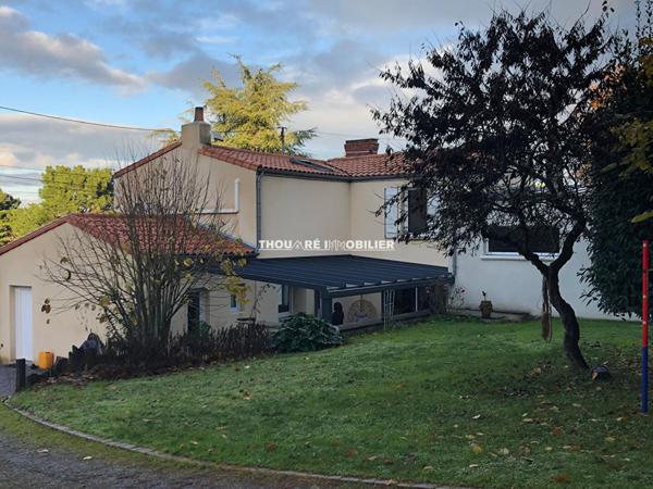 49270 OREE D ANJOU CHAMPTOCEAUX ANCIENNE RENOVEE DE 4 CHAMBRES / BUREAU