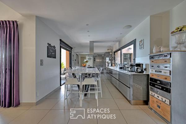 Signature contemporaine: propriété face à la mer pensée pour la flexibilité