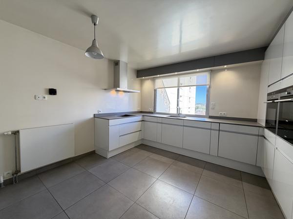 Appartement de 145m² avec plusieurs terrasse, garage, dans résidence sécurisée et quartier prisé