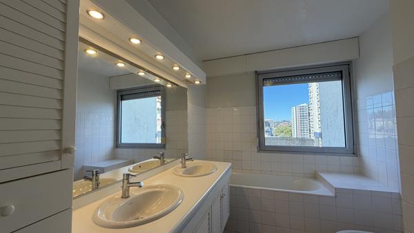 Appartement de 145m² avec plusieurs terrasse, garage, dans résidence sécurisée et quartier prisé
