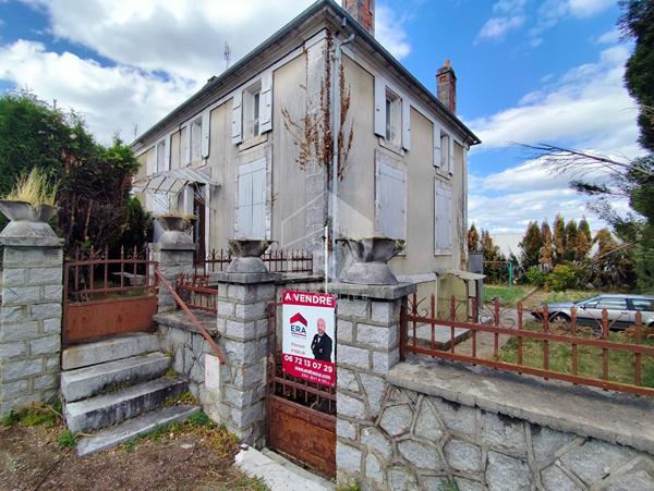 Maison de ville mitoyenne proche commerces