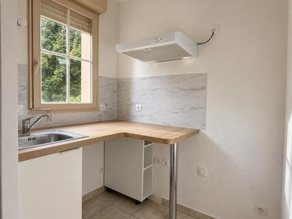 Appartement à louer 635 € CC BEYNES 1 pièce 28 m² DPE C