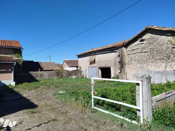 MAISON DE PLEIN-PIED avec COUR et GRANGE