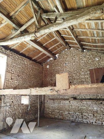 MAISON DE PLEIN-PIED avec COUR et GRANGE