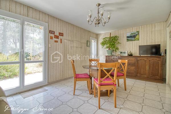 🏠 Maison – 97 m² – Louvres (95380)

Description du bien :
Dans un environnement résidentiel calme et agréable de Louvres, découvrez cette maison mitoyenne de 97 m², idéale pour une famille.

Le bien se compose de :
Une entrée
Une cuisine indépendante et entièrement équipée
Un salon/séjour donnant sur le jardin
4 chambres
2 salles d'eau
2 WC
1 cellier
Un double garage

🌳 Extérieur & environnement :
Terrain clos d'une surface de 82 m²
Jardin/terrasse
Stationnement facile (garage et place de parking)

✅ Les + :
Fenêtres PVC double vitrage
Volets électrique

Secteur calme et résidentiel
Le tout sur un terrain fonctionnel, proche des écoles, commerces et transports (RER D, accès rapide A1/A3).
Fort potentiel !

📞 Contactez-moi pour organiser une visite !